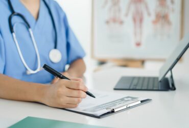 enfermera está escribiendo una receta