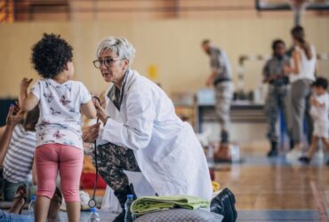 profesional de mediana edad atiende a una niña pequeña
