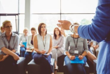 experto en coaching da una charla hacia los empleados