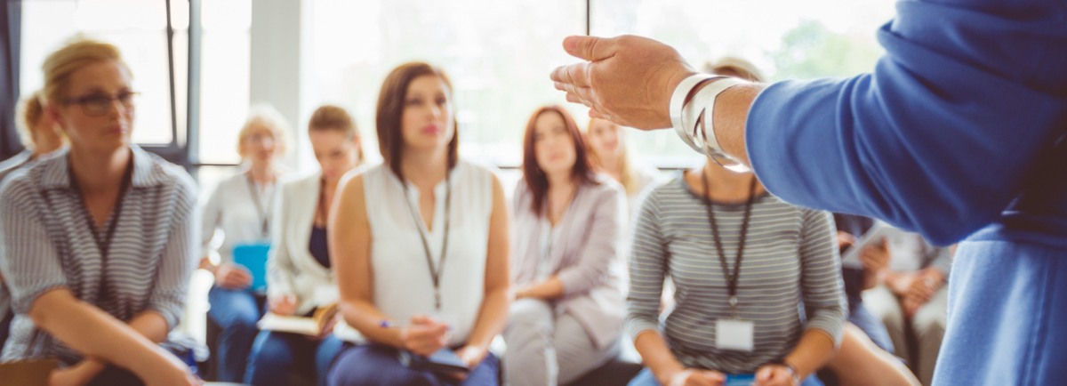 experto en coaching da una charla hacia los empleados