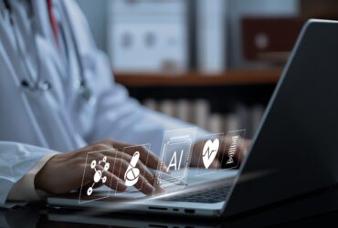 médico está utilizando el portatil para acceder a la inteligencia artificial