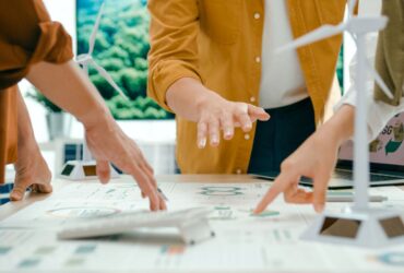 foto detalle de un equipo que está debatiendo asuntos laborales