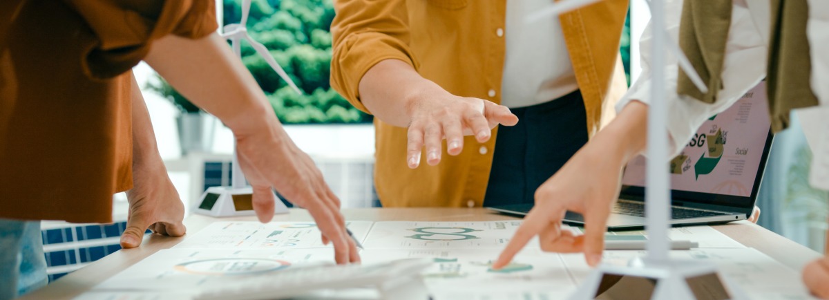 foto detalle de un equipo que está debatiendo asuntos laborales
