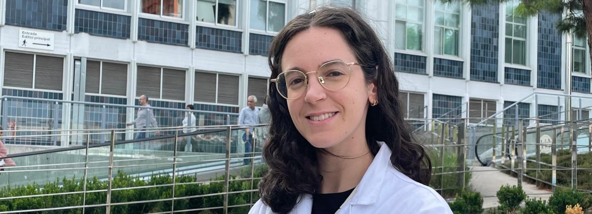 investigadora cruza los brazos y sonríe para la foto